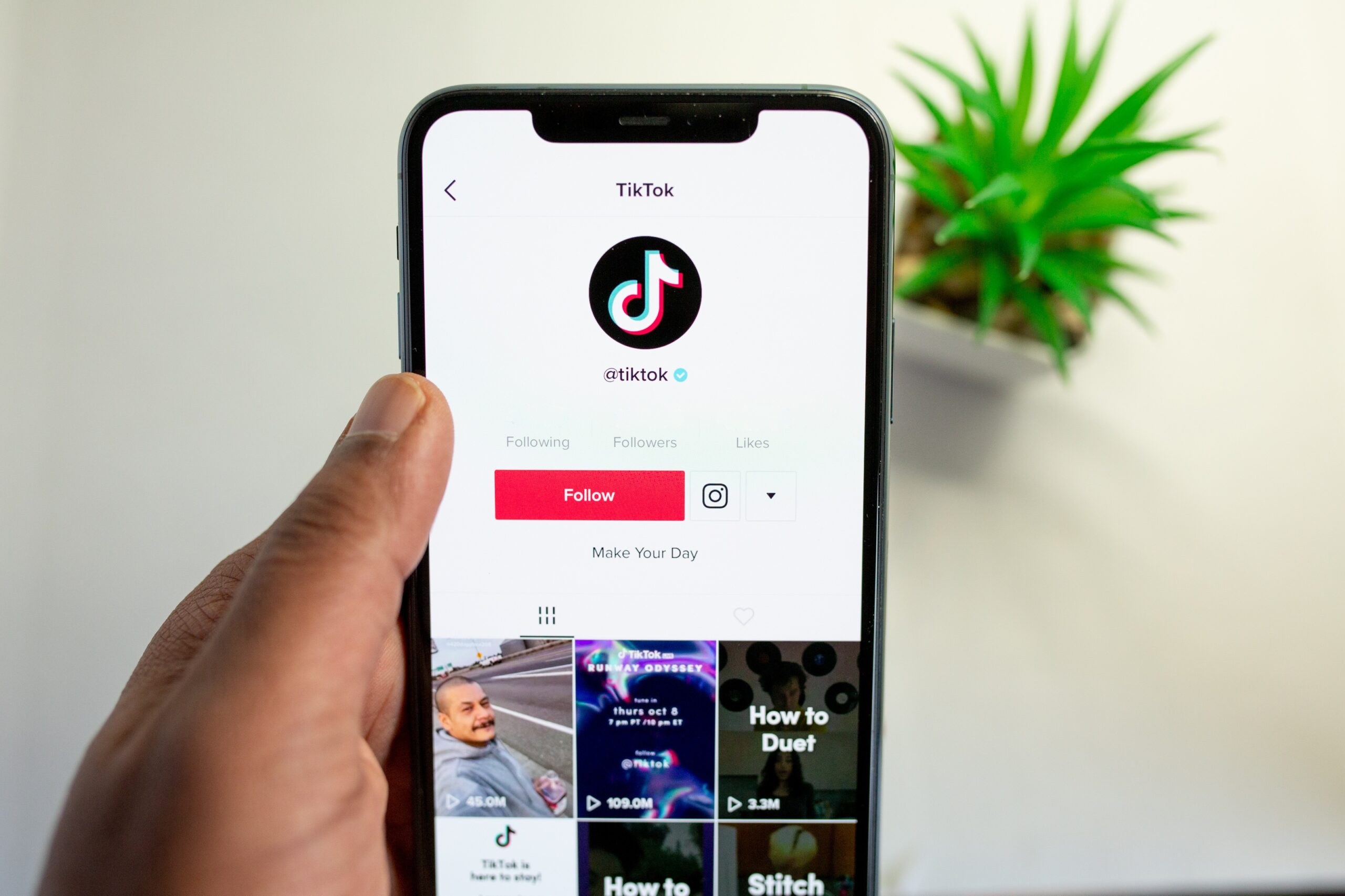 En los últimos años, pocas plataformas digitales han tenido tanto impacto en la cultura global como TikTok. Lo que comenzó como una aplicación para compartir videos cortos evolucionó rápidamente hasta convertirse en una de las fuerzas más poderosas del entretenimiento, el marketing y la comunicación en línea. Hoy, TikTok es más que una red social: es un motor cultural global que marca tendencias, influye en el comportamiento del consumidor, impulsa carreras y redefine la forma en que las personas interactúan en línea. Desde tendencias virales de baile y éxitos musicales hasta estrategias de marketing empresarial y contenido educativo, TikTok ha transformado el panorama digital de maneras que continúan influyendo en industrias de todo el mundo. Su auge refleja un cambio importante en la forma en que las audiencias consumen contenido y cómo las marcas se conectan con los consumidores en la era moderna.