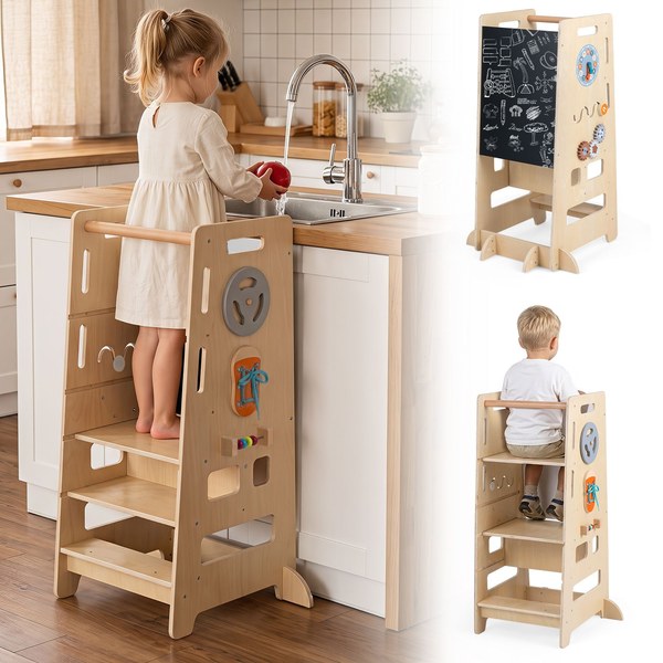 Bambina su una torre Montessori 4 in 1 Costway vicino al lavello con lavagna sul lato
