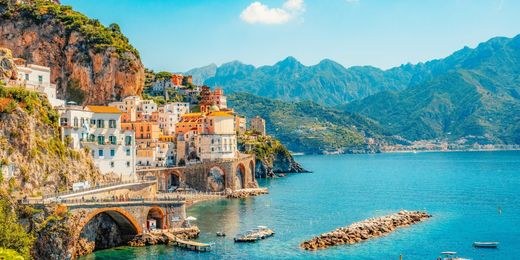 Atrani in Costiera Amalfitana con le case sulla roccia e il mare azzurro