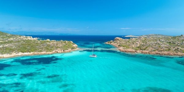 Mare turchese e isolotti della Sardegna visti dall'alto