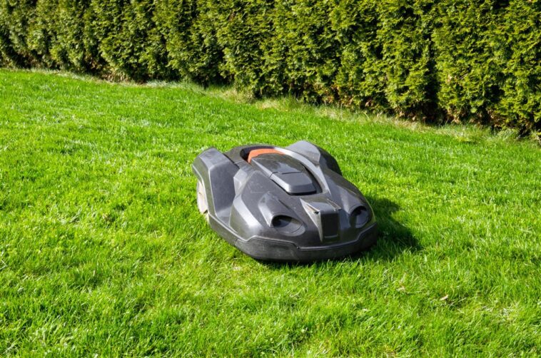Alors que la domotique continue de transformer notre quotidien, l'entretien des espaces extérieurs entre lui aussi dans une nouvelle ère d'automatisation. Navimow s'est imposée comme une marque innovante de tondeuses robotisées, proposant un entretien des pelouses intelligent, précis et sans effort grâce à une technologie de navigation avancée, l'automatisation et une capacité à évoluer sur tous les terrains. Avec des produits tels que les tondeuses robotisées Navimow des séries i et X, la marque aide les propriétaires à simplifier l'entretien de leur pelouse tout en améliorant la précision, le confort et l'efficacité de la tonte.