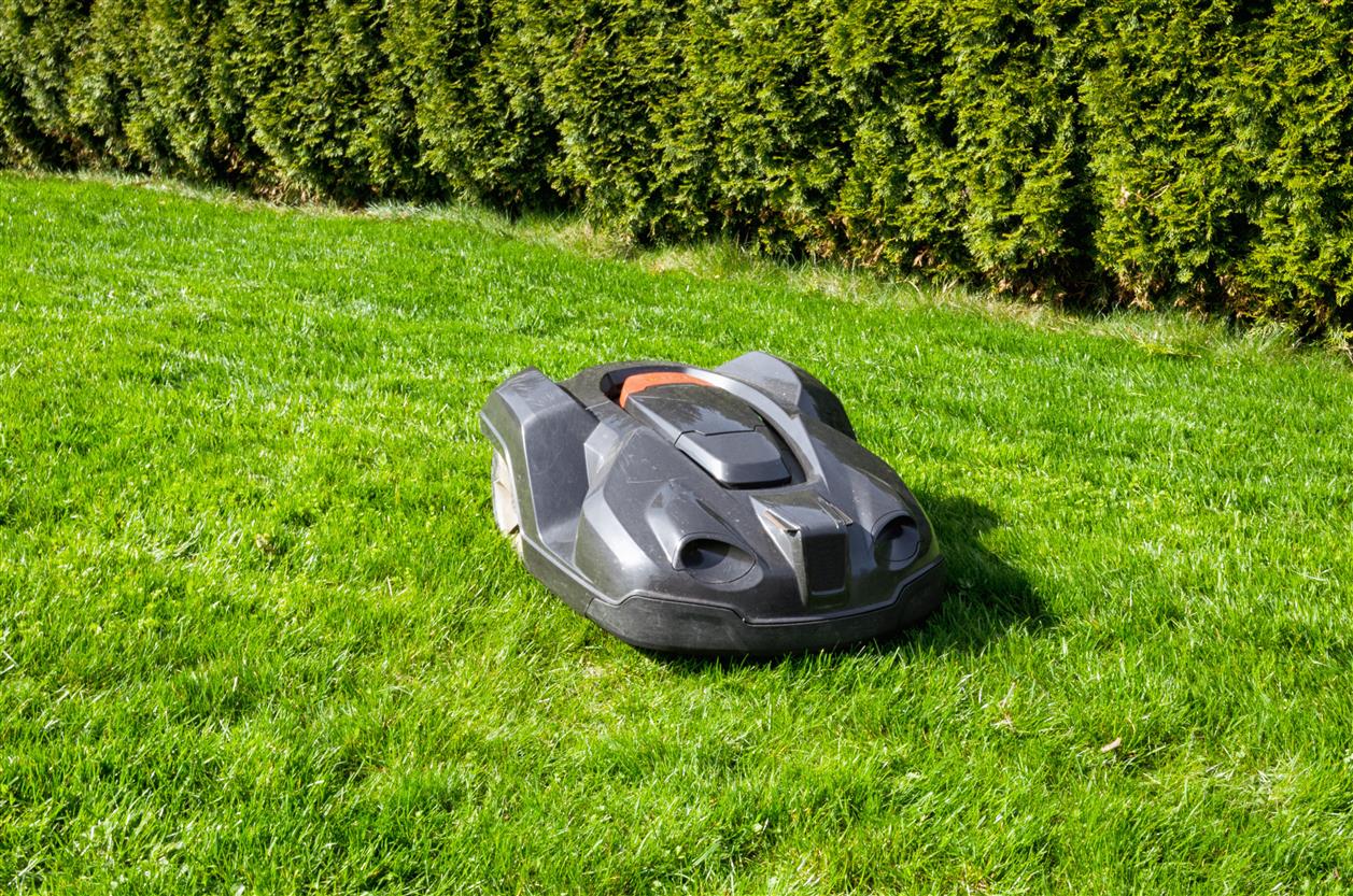 Alors que la domotique continue de transformer notre quotidien, l'entretien des espaces extérieurs entre lui aussi dans une nouvelle ère d'automatisation. Navimow s'est imposée comme une marque innovante de tondeuses robotisées, proposant un entretien des pelouses intelligent, précis et sans effort grâce à une technologie de navigation avancée, l'automatisation et une capacité à évoluer sur tous les terrains. Avec des produits tels que les tondeuses robotisées Navimow des séries i et X, la marque aide les propriétaires à simplifier l'entretien de leur pelouse tout en améliorant la précision, le confort et l'efficacité de la tonte.