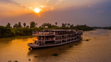 Voyager par voie fluviale offre une manière unique de découvrir la culture, l'histoire et les paysages d'une destination. Au lieu de se déplacer rapidement entre les aéroports, les hôtels et les routes encombrées, les passagers peuvent profiter d'un voyage plus lent qui relie des villes célèbres à des villes plus petites et à des campagnes pittoresques. CroisiEurope propose des croisières fluviales, fluviales et côtières à travers l'Europe et certaines destinations internationales. Ses itinéraires combinent un voyage confortable à bord avec des possibilités d'explorer des monuments historiques, des traditions régionales, une cuisine locale et des paysages naturels.
