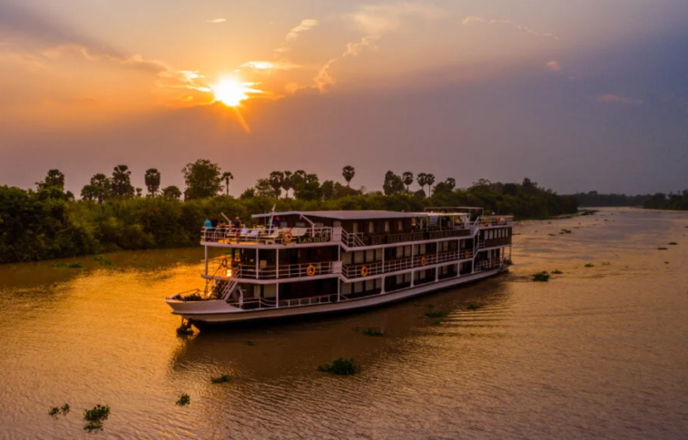 Voyager par voie fluviale offre une manière unique de découvrir la culture, l'histoire et les paysages d'une destination. Au lieu de se déplacer rapidement entre les aéroports, les hôtels et les routes encombrées, les passagers peuvent profiter d'un voyage plus lent qui relie des villes célèbres à des villes plus petites et à des campagnes pittoresques. CroisiEurope propose des croisières fluviales, fluviales et côtières à travers l'Europe et certaines destinations internationales. Ses itinéraires combinent un voyage confortable à bord avec des possibilités d'explorer des monuments historiques, des traditions régionales, une cuisine locale et des paysages naturels.