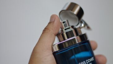 Dans l'univers de la beauté de luxe, les consommateurs recherchent aujourd'hui bien plus que de simples produits : ils aspirent à des expériences, à l'authenticité, à la qualité et à des marques qui incarnent la culture beauté contemporaine. Alliant l'élégance parisienne aux tendances beauté actuelles, Olara Paris s'est imposée comme une destination incontournable où parfums de luxe, soins de la peau haut de gamme, maquillage de luxe et produits de beauté incontournables se côtoient dans un univers sophistiqué. Avec une collection impressionnante de plus de 30 000 produits de beauté et plus de 400 marques renommées, Olara Paris offre une expérience beauté soigneusement sélectionnée, conçue pour les passionnés de parfums, les adeptes des soins de la peau et les consommateurs soucieux des tendances. Des parfums de luxe intemporels aux produits de beauté plébiscités sur les réseaux sociaux, Olara Paris redéfinit la vente de produits de beauté modernes avec style, accessibilité et innovation.