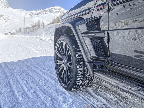 Geländewagen mit Winterreifen auf einer verschneiten Teststrecke