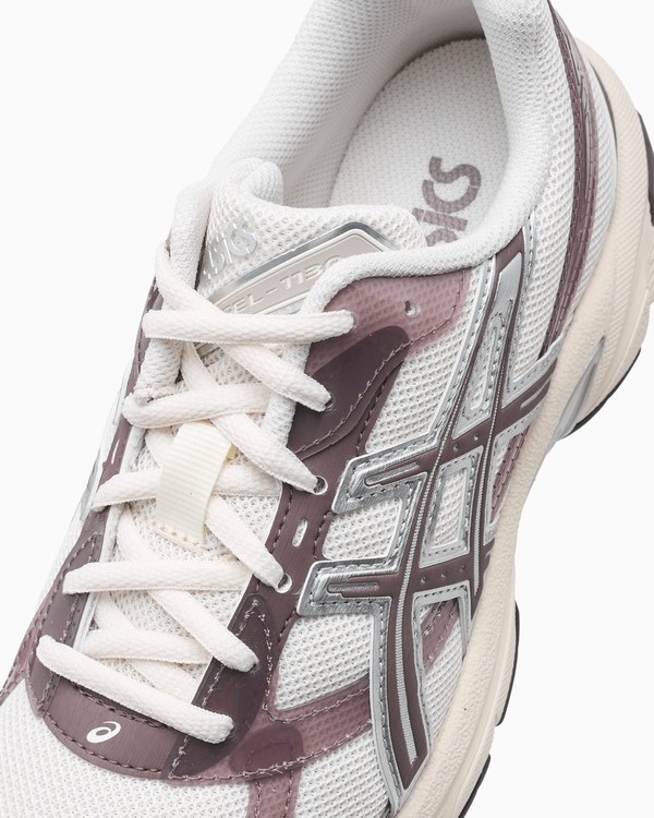 Detalle de los cordones y el logo de las ASICS Gel-1130 en beige