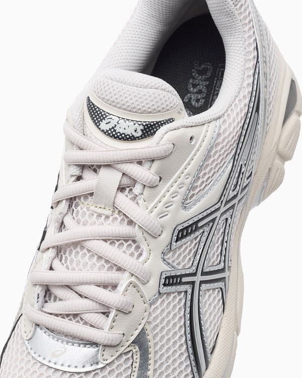 Detalle de las ASICS GT-2160 Smoke Grey en tonos claros