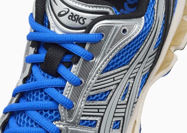 Detalle de las ASICS Gel-Kayano 14 Illusion Blue en azul y plata