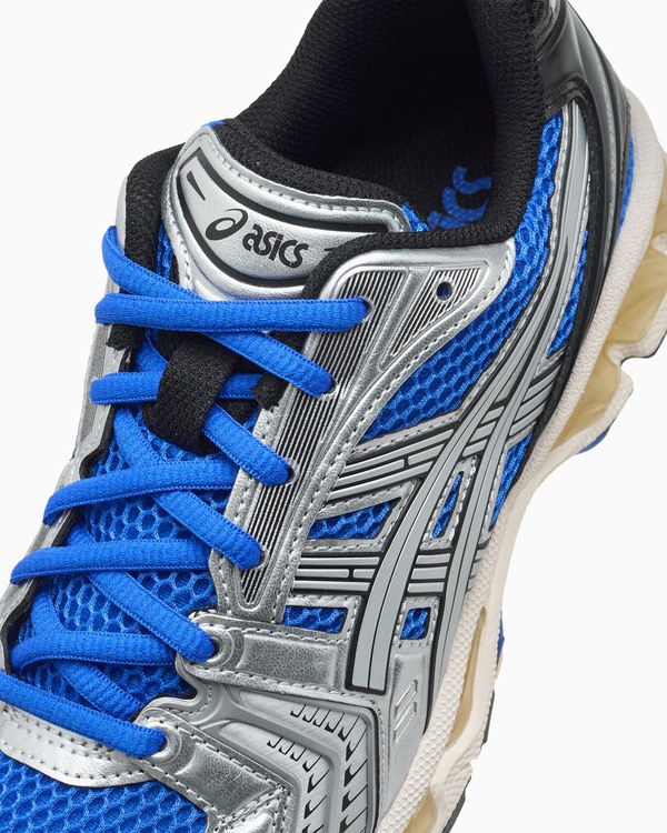 Detalle de las ASICS Gel-Kayano 14 Illusion Blue en azul y plata